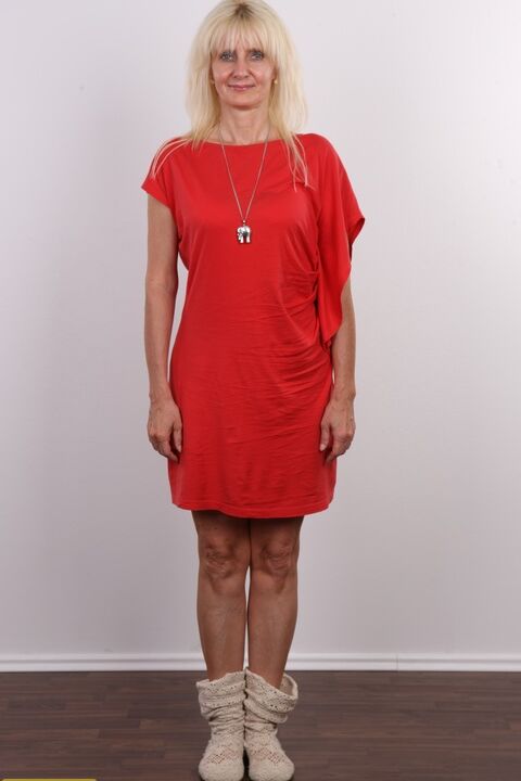 20P La rubia mayor Ivana se quita un vestido rojo y botas de invierno para sus primeros desnudos