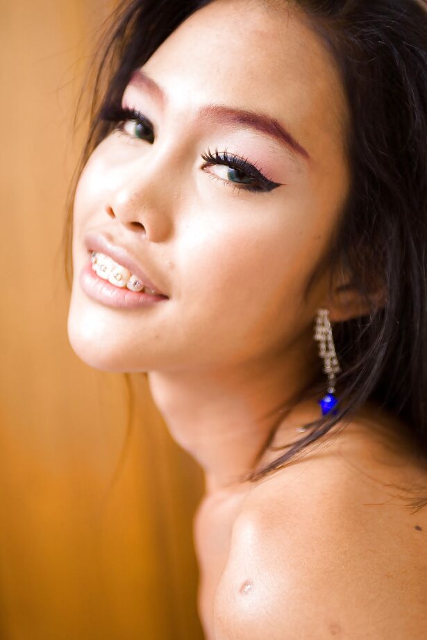 16P La desagradable ladyboy tailandesa Wawa se inclina y acaricia su dura polla