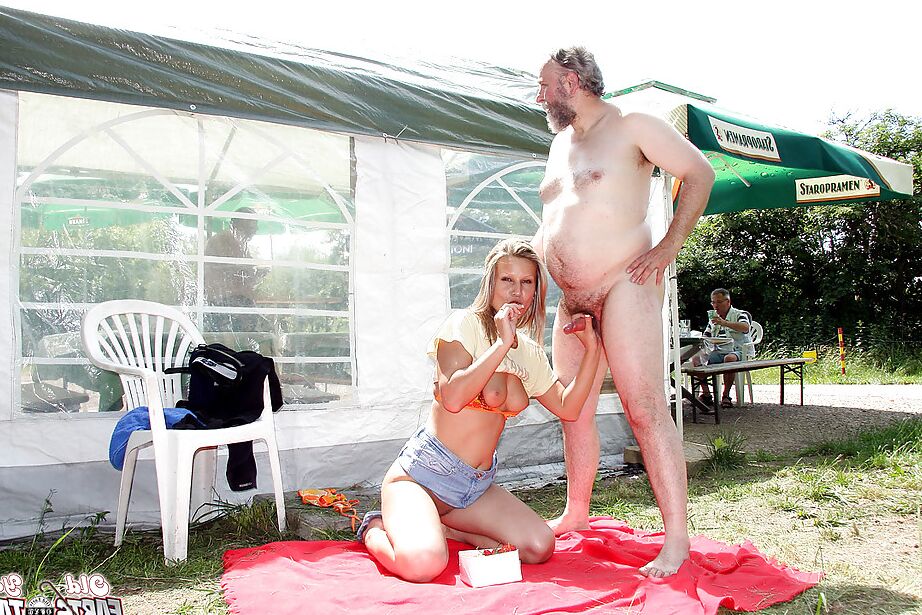 16P Ingrid B, une ado en chaleur aux gros seins, se fait baiser par un vieil homme en plein air