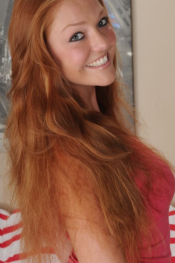 16P Ruiva amadora Farrah Flower espalhando sua vagina adolescente raspada