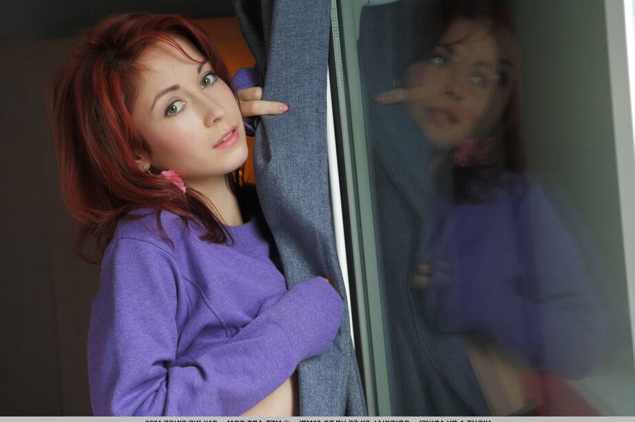 18P Ruiva gata Noite Uma expondo grandes peitos de adolescente e boceta aparada enquanto se despe