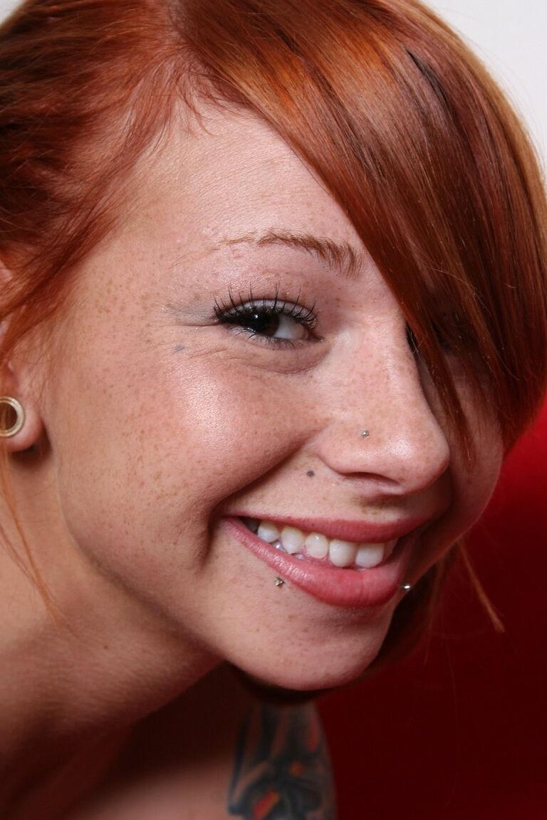 21P Süßes tätowiertes Mädchen mit Zöpfen Scarlett stellt ihren heißen Körper und ihre großen Titten zur Schau