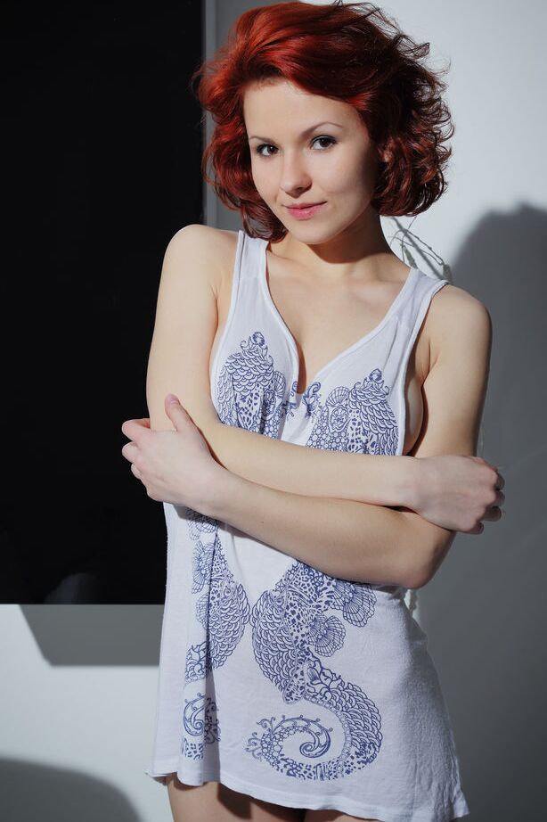 16P Flaming redhead model Zarina A works her tits and twat free of her short dress