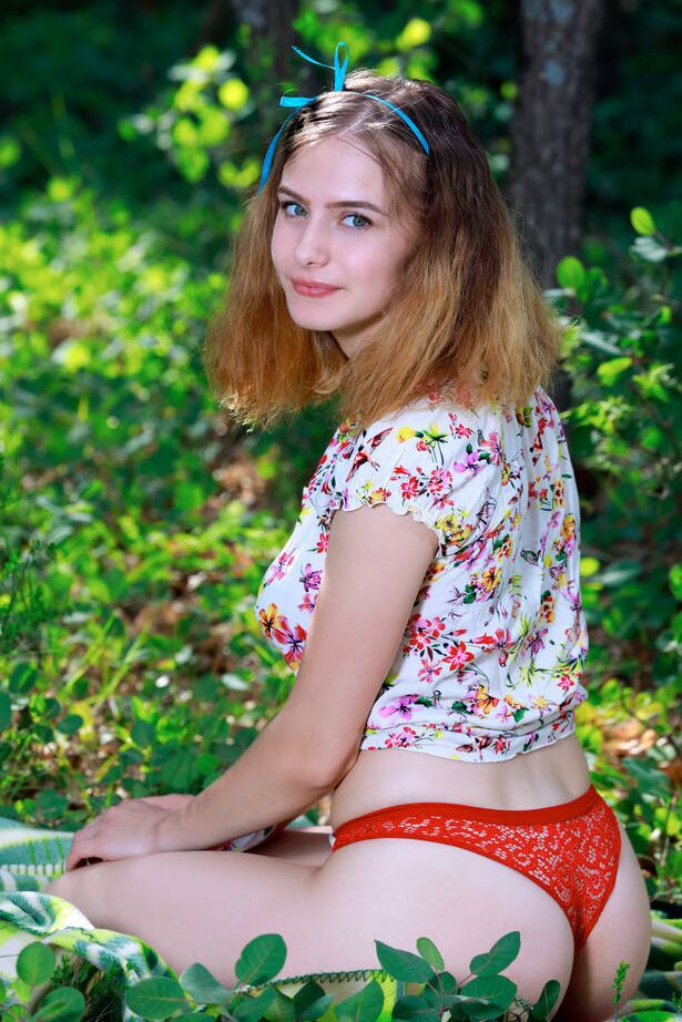 18P A jovem ruiva Dakota Pink descobre peitos grandes antes de abrir as pernas na floresta