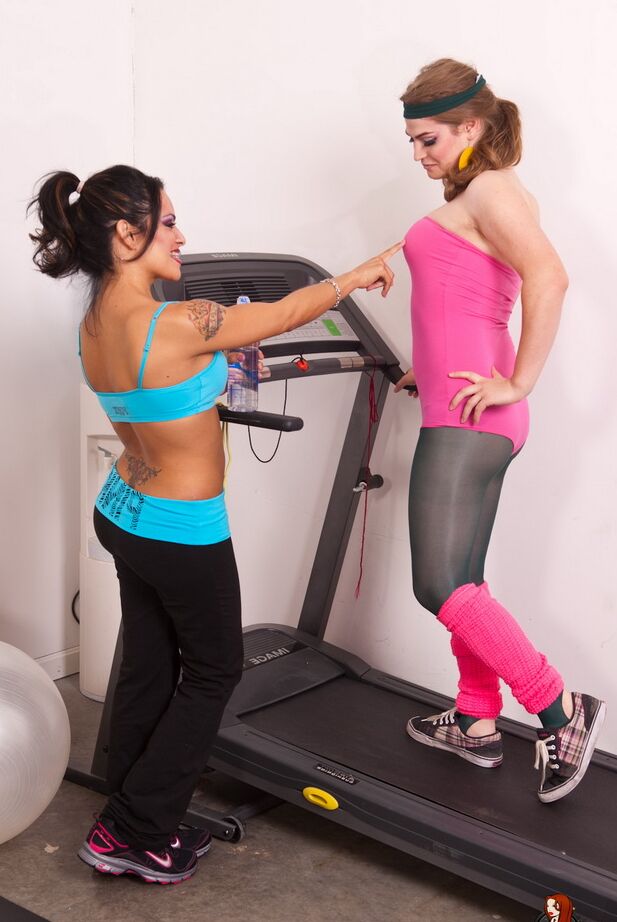 12P Adorables tgirls Foxxy y Tiffany divirtiéndose en el gimnasio
