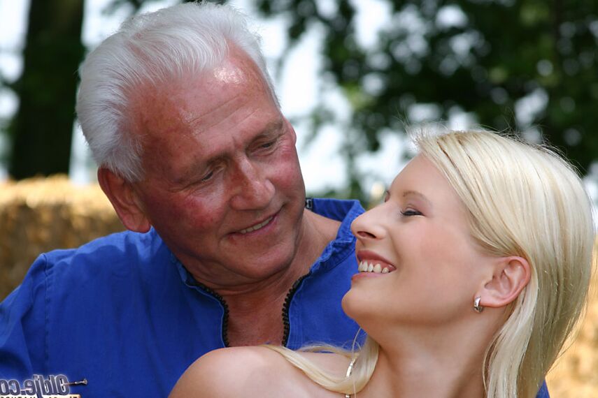 16P Vollbusiges blondes Landmädchen wird im Freien von einem alten Mann in die gepiercte Muschi geknallt