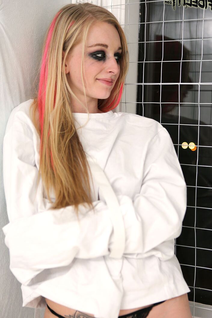 16P La chica punk Avril Vagine follada por la estrella porno Ryan Madison