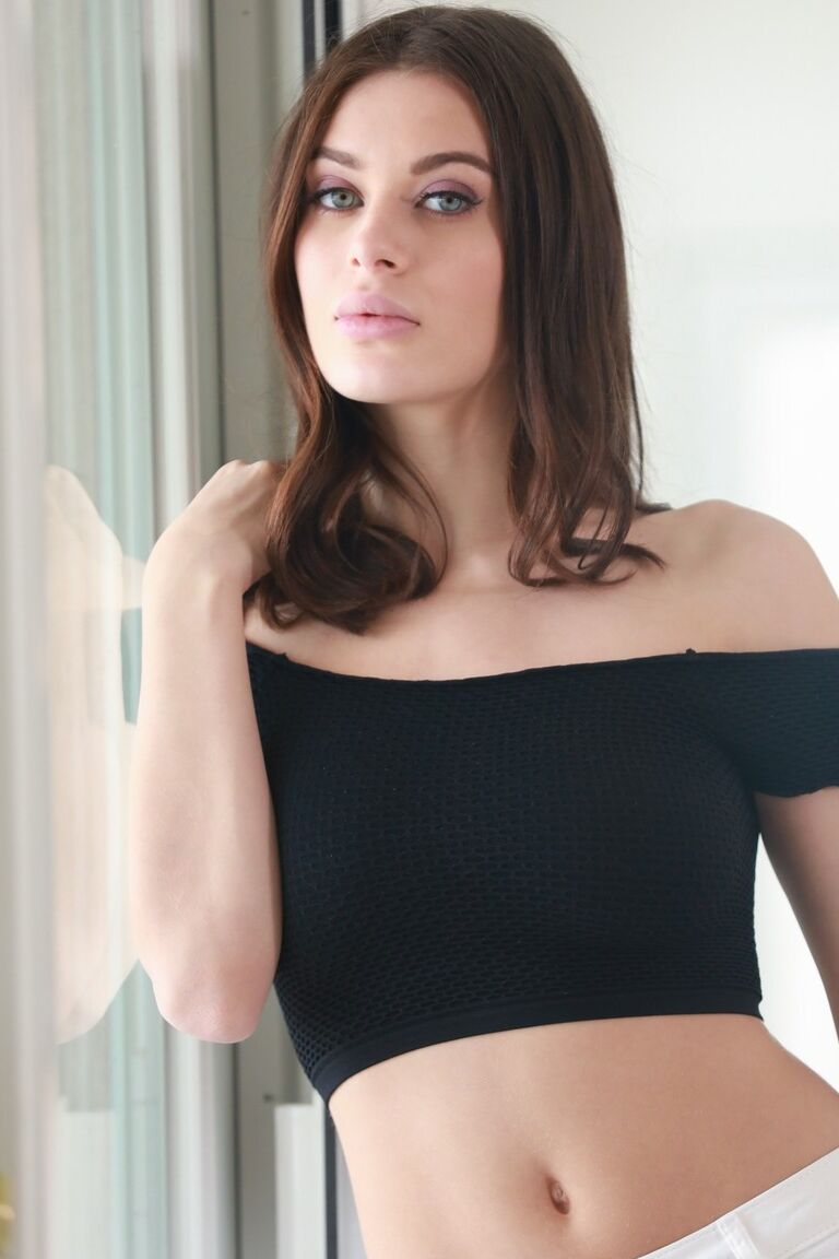21P La joven morena Lana Rhoades provocando a un semental con sus tiernas tetas naturales