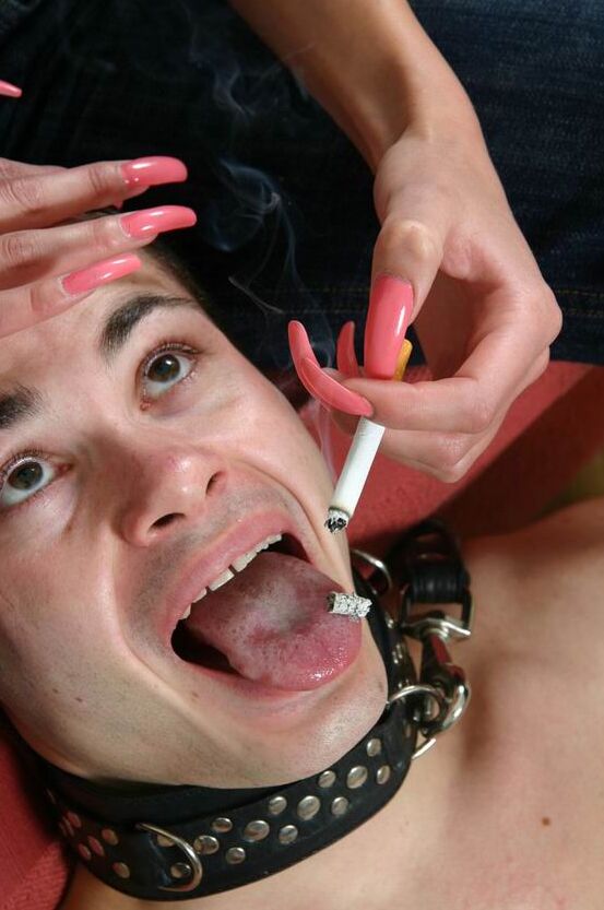 15P Impresionante reina de belleza fumando y metiendo sus tacones de acero en la boca de un esclavo