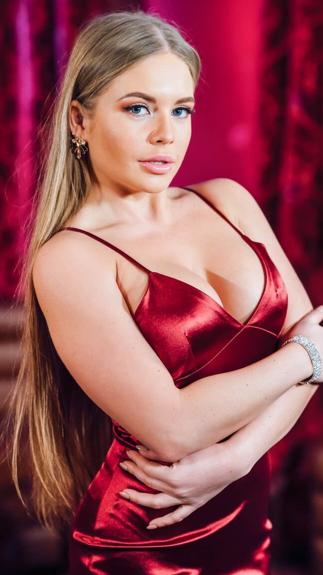 12P A linda adolescente Alessandra Jane segura os seios firmes antes das relações sexuais