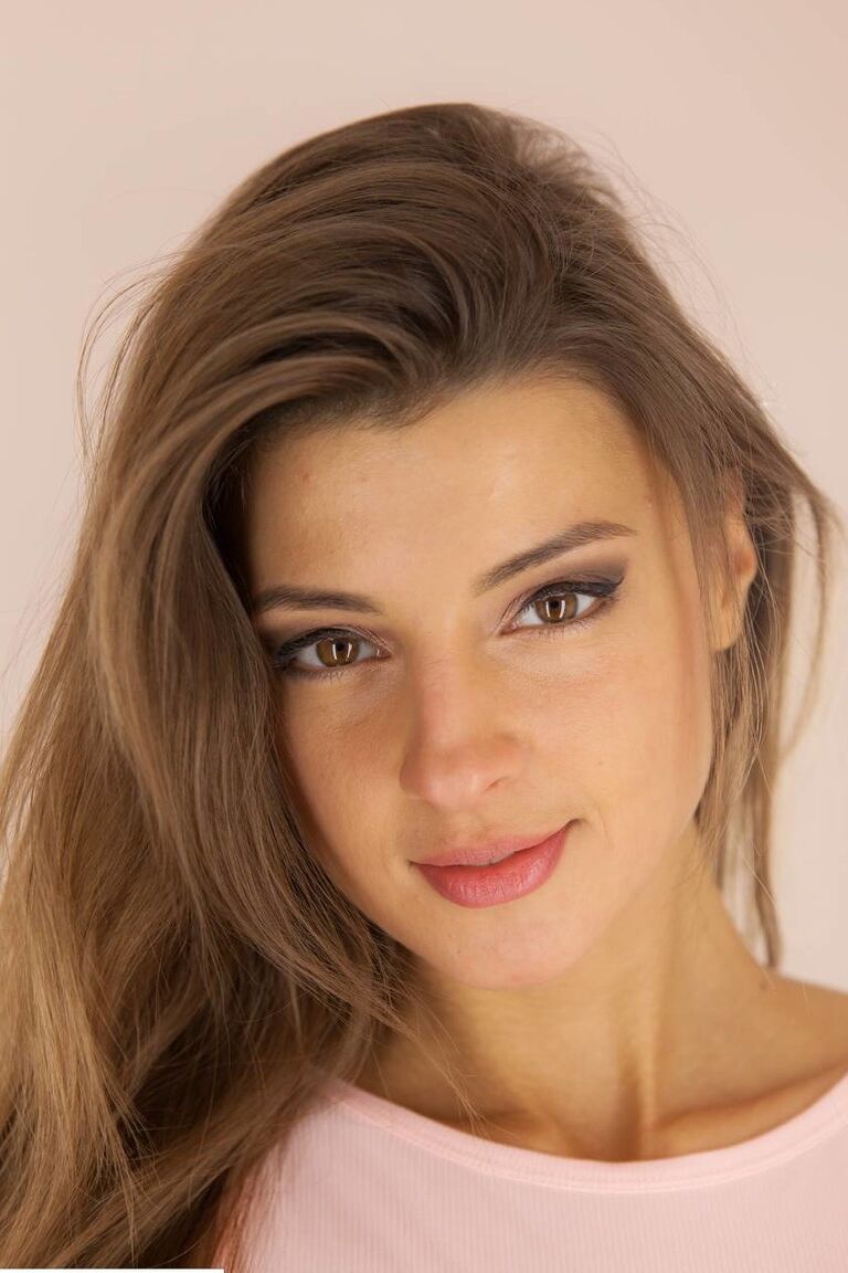 17P La sexy adolescente rusa Melena Maria muestra su plug anal
