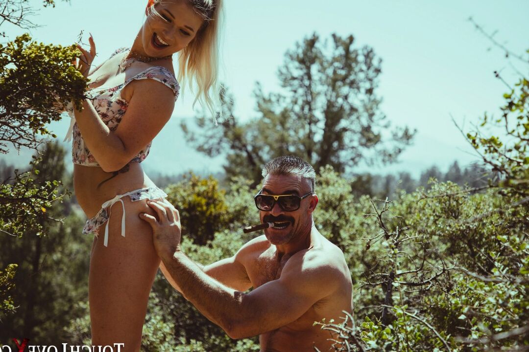 20P A loira Emily Right e seu namorado fazem sexo durante uma expedição de acampamento