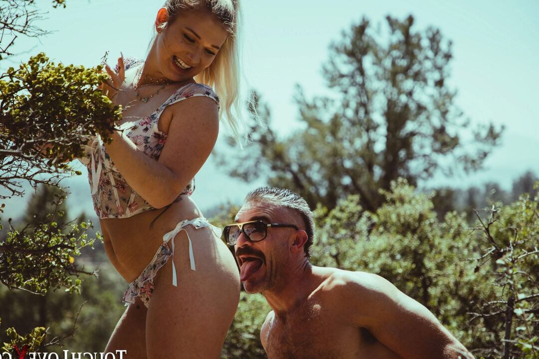 20P A loira Emily Right e seu namorado fazem sexo durante uma expedição de acampamento