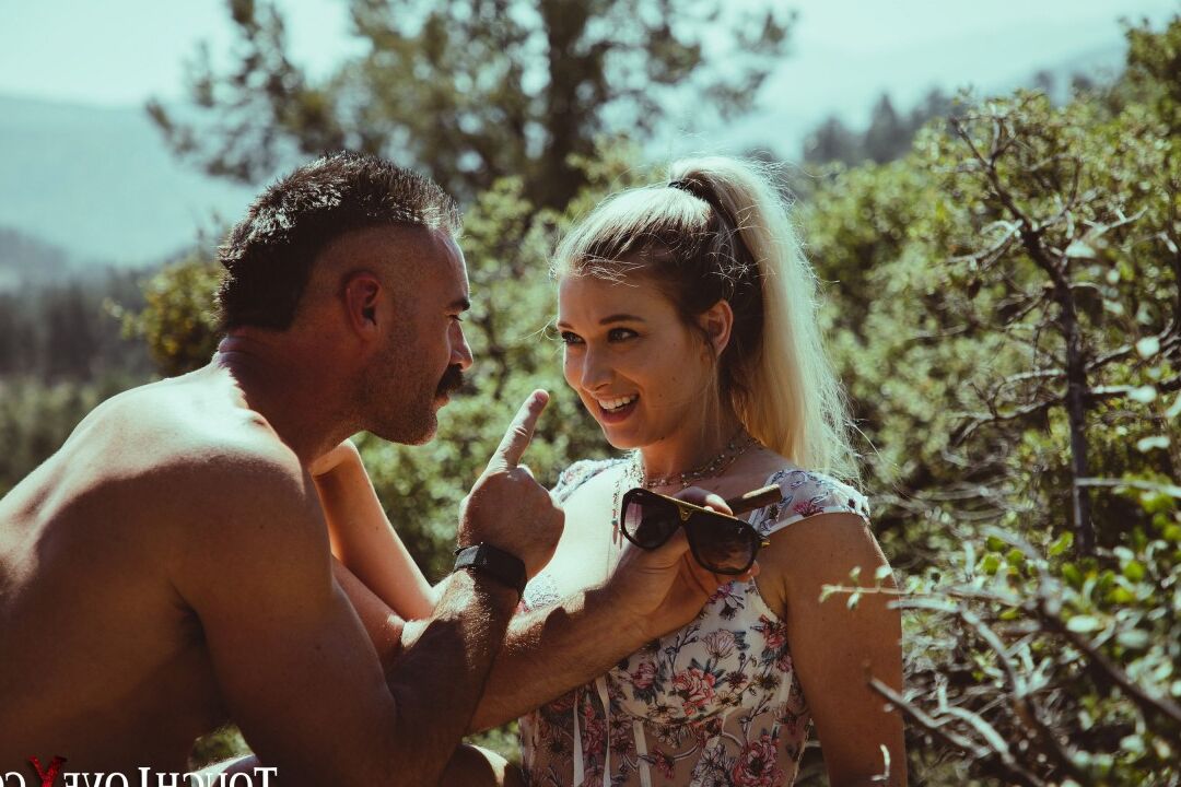 20P A loira Emily Right e seu namorado fazem sexo durante uma expedição de acampamento