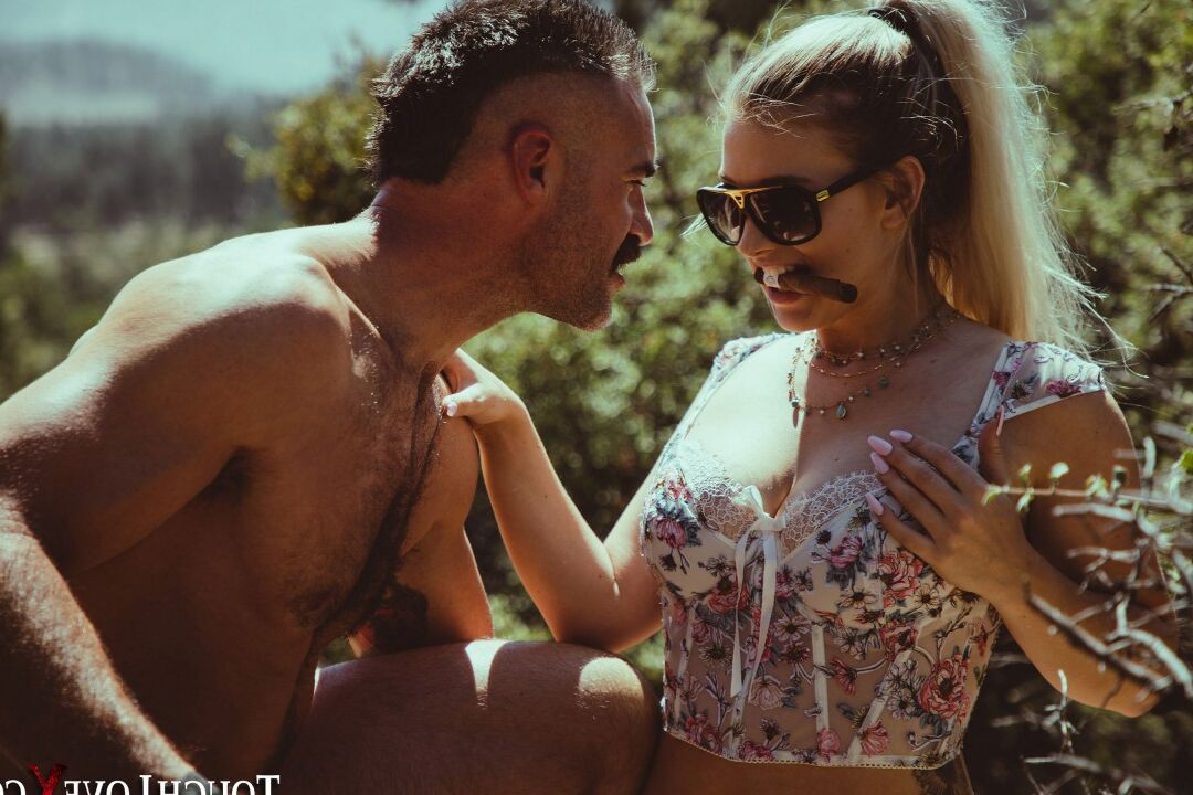 20P A loira Emily Right e seu namorado fazem sexo durante uma expedição de acampamento