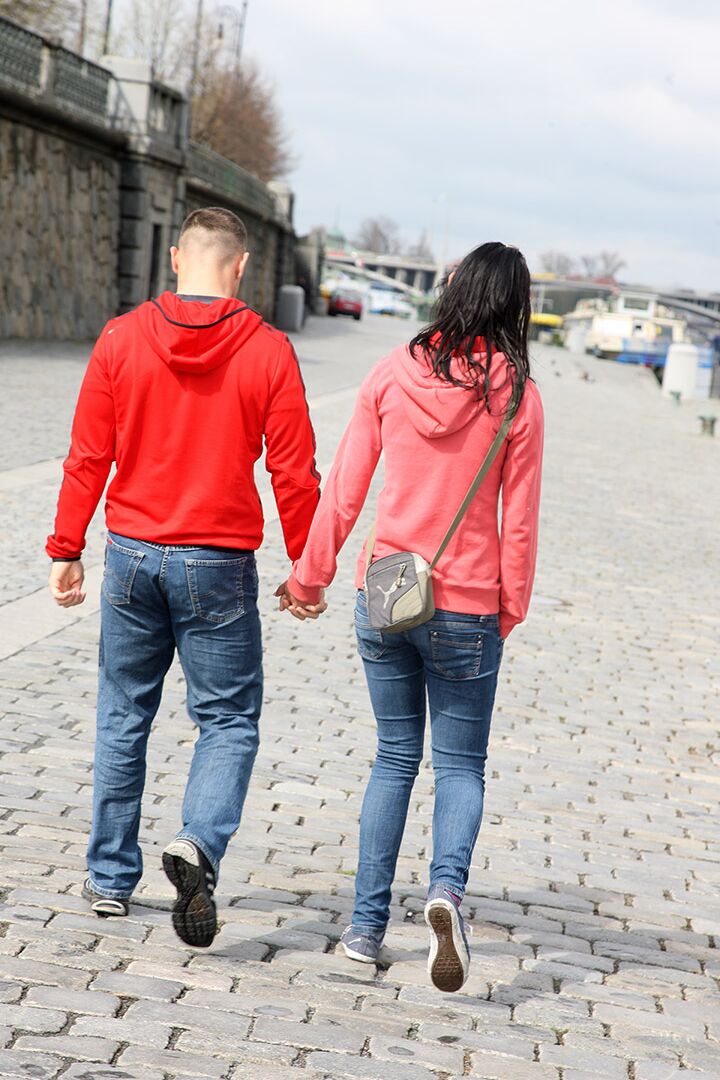 16P vollbusiger Teenager lässt den Traum ihres Freundes wahr werden, indem sie seinen Schwanz fickt