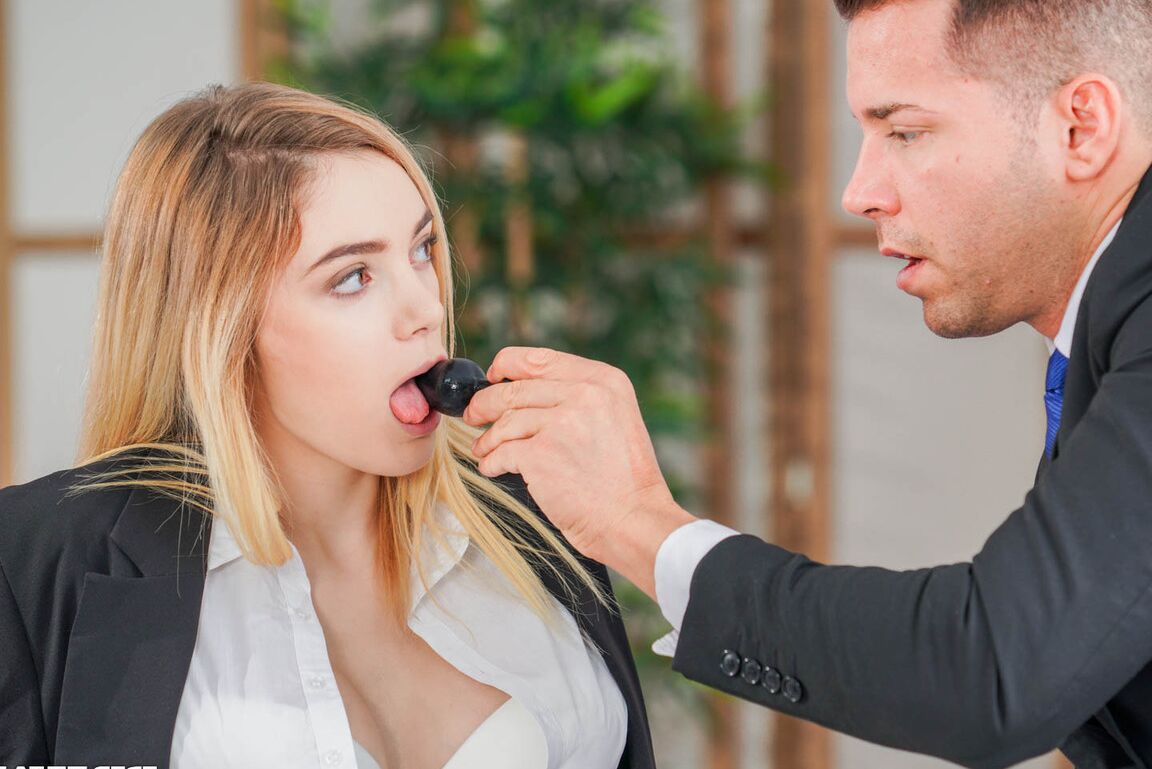 12P A garota sexy Paola Hard usa um plug anal enquanto seduz um homem