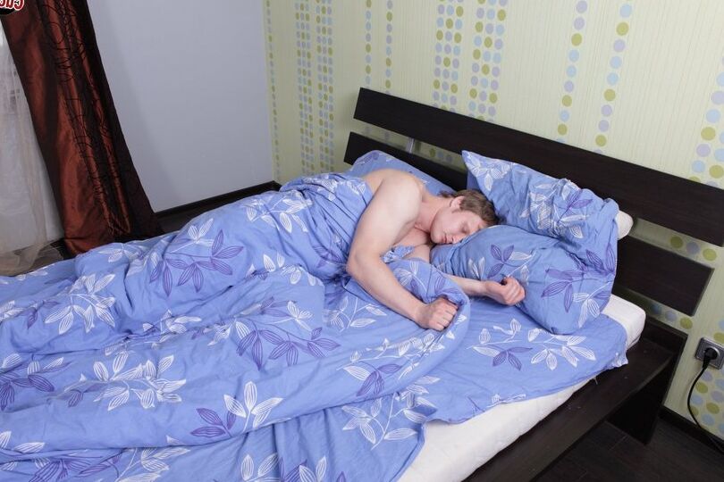 16P Marido cornudo se despierta con la polla del amante de su morbosa esposa en la boca