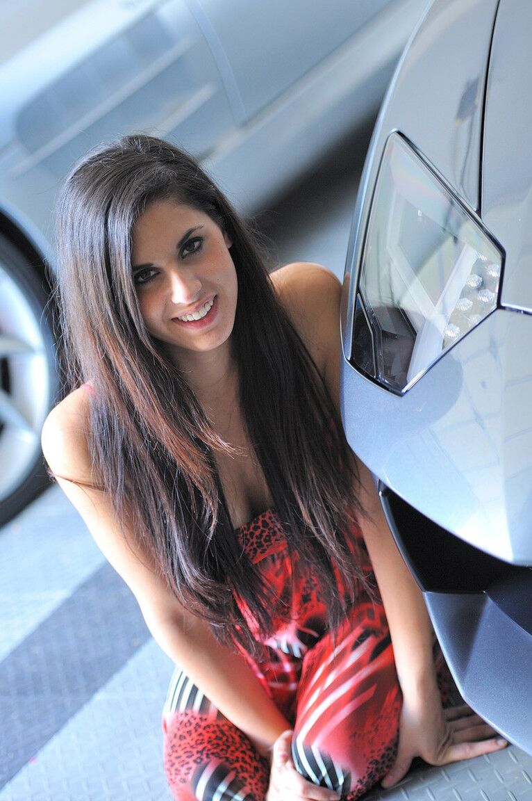 15P Linda adolescente exibindo peitos e buceta na frente do carro esporte