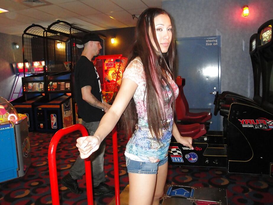 16P A fofa adolescente Amia Miley chupando um pau e fazendo sexo hardcore