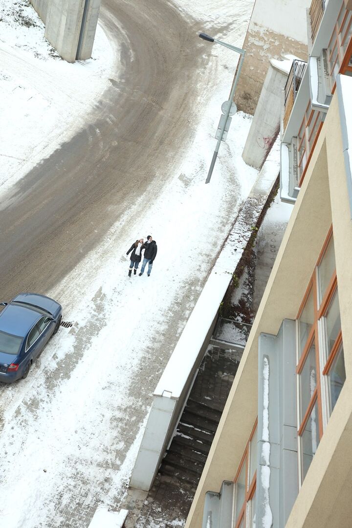 15P Молодую девушку с красивой грудью трахают внутрь в холодный зимний день