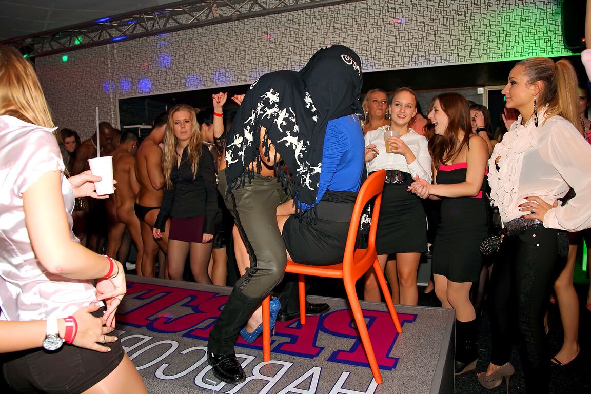 15P Chicas vestidas se meten en acción lésbica y chupando pollas en una fiesta sexual