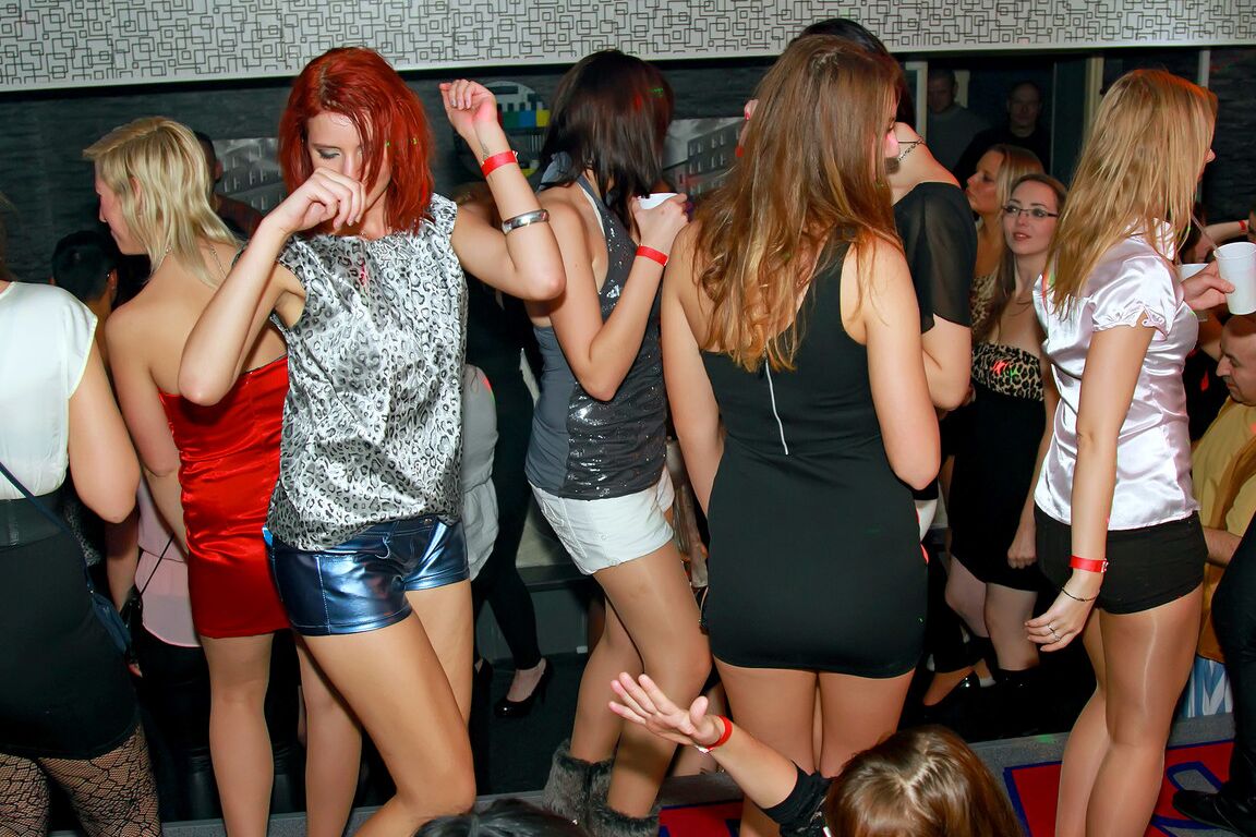 15P Chicas vestidas se meten en acción lésbica y chupando pollas en una fiesta sexual