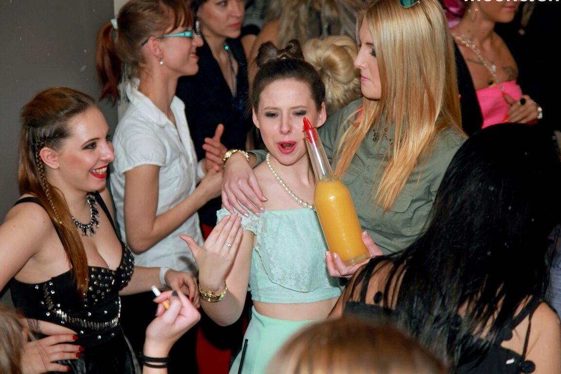 15P Slutty friends get drunk at the club and suck cock in hot CFNM party action