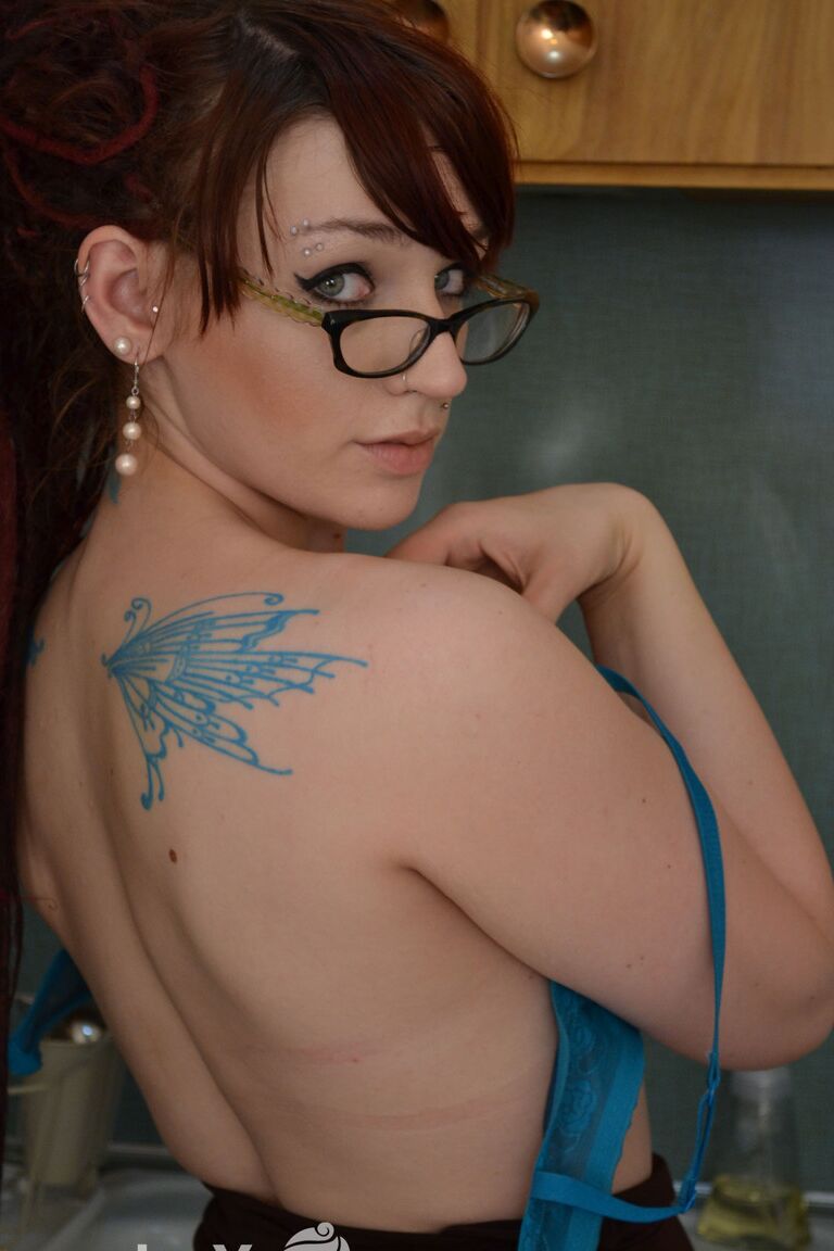 16P Nerdy first timer Ruby Enraylls sticks a butt plug up her anal cavity