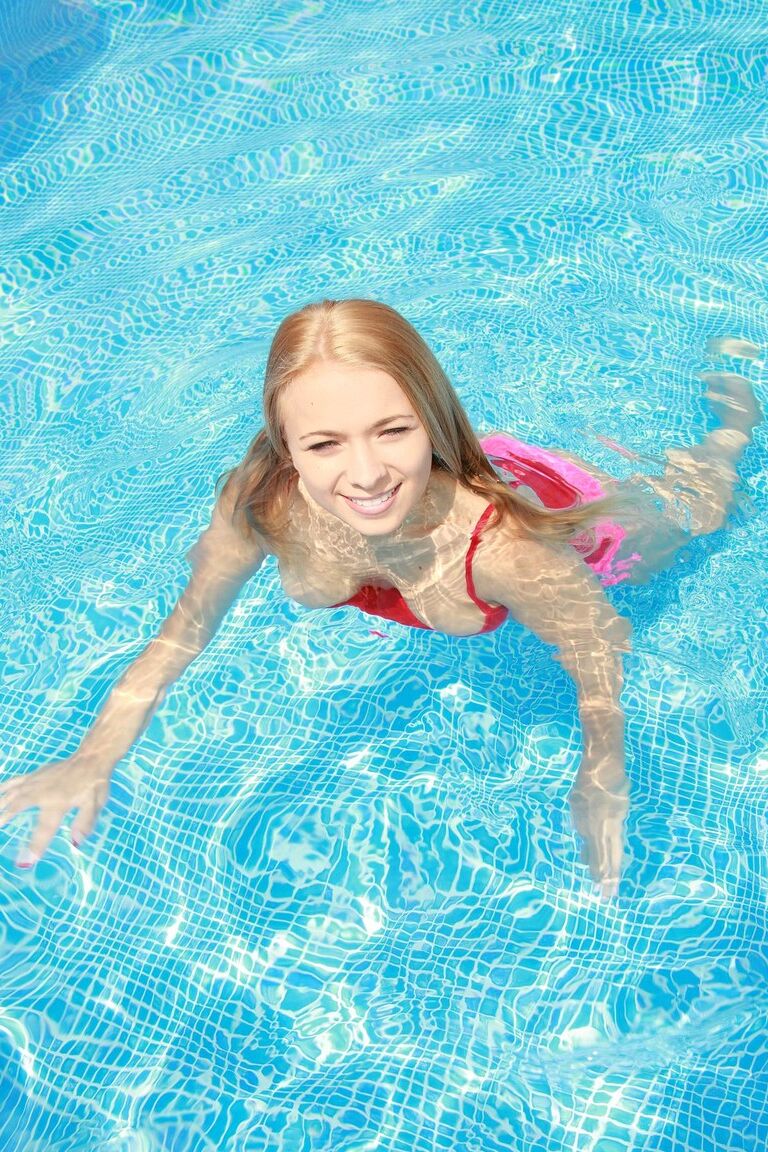 Die 21P-Blondine Stella B zeigt ihr nettes Naturtalent und spielt sich im Pool herum