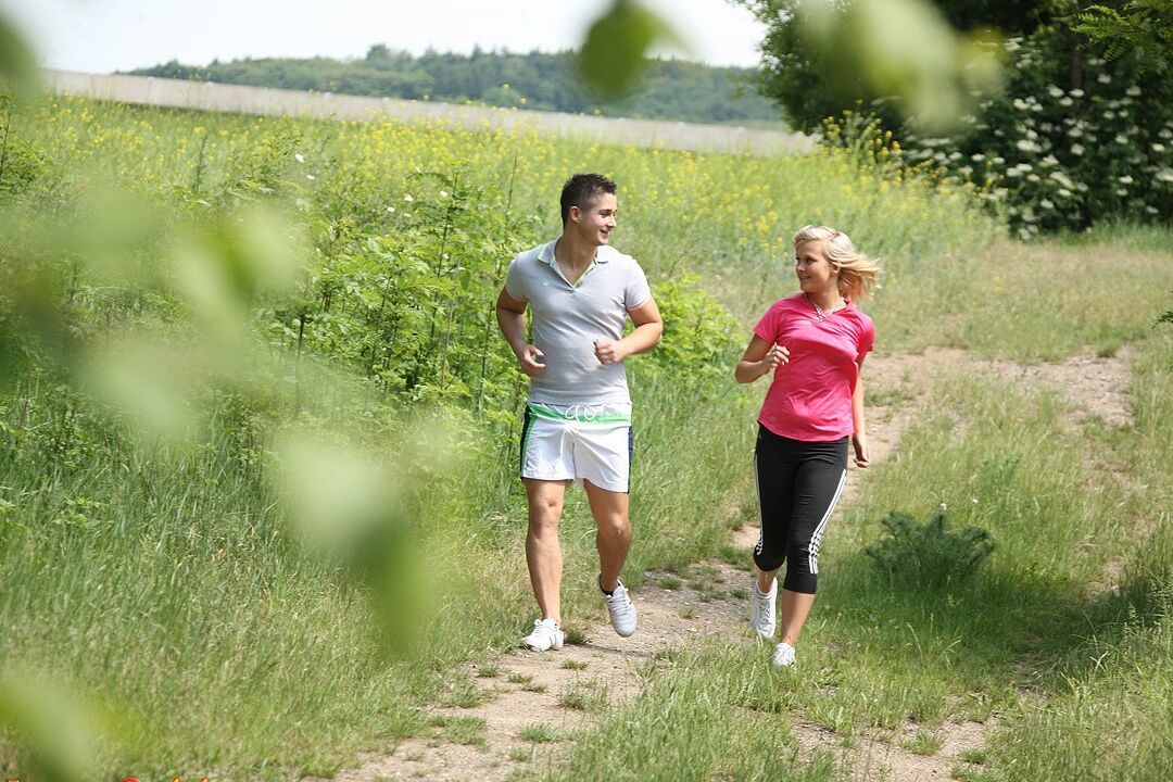 14P Joven rubia interrumpe su jogging diario para follarse a su novio en el bosque