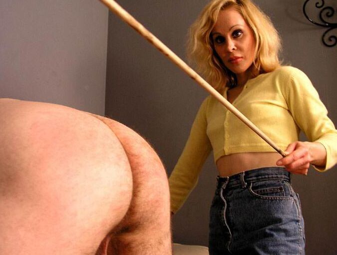 15P Mujeres que castigan a una chica madura azota a un esclavo