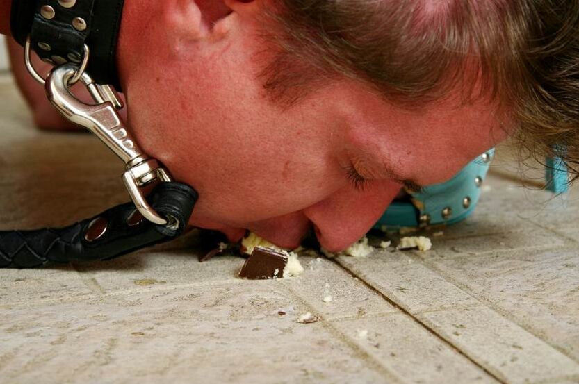 16P Beautiful housewife feeding a leashed guy with food smashed on the floor