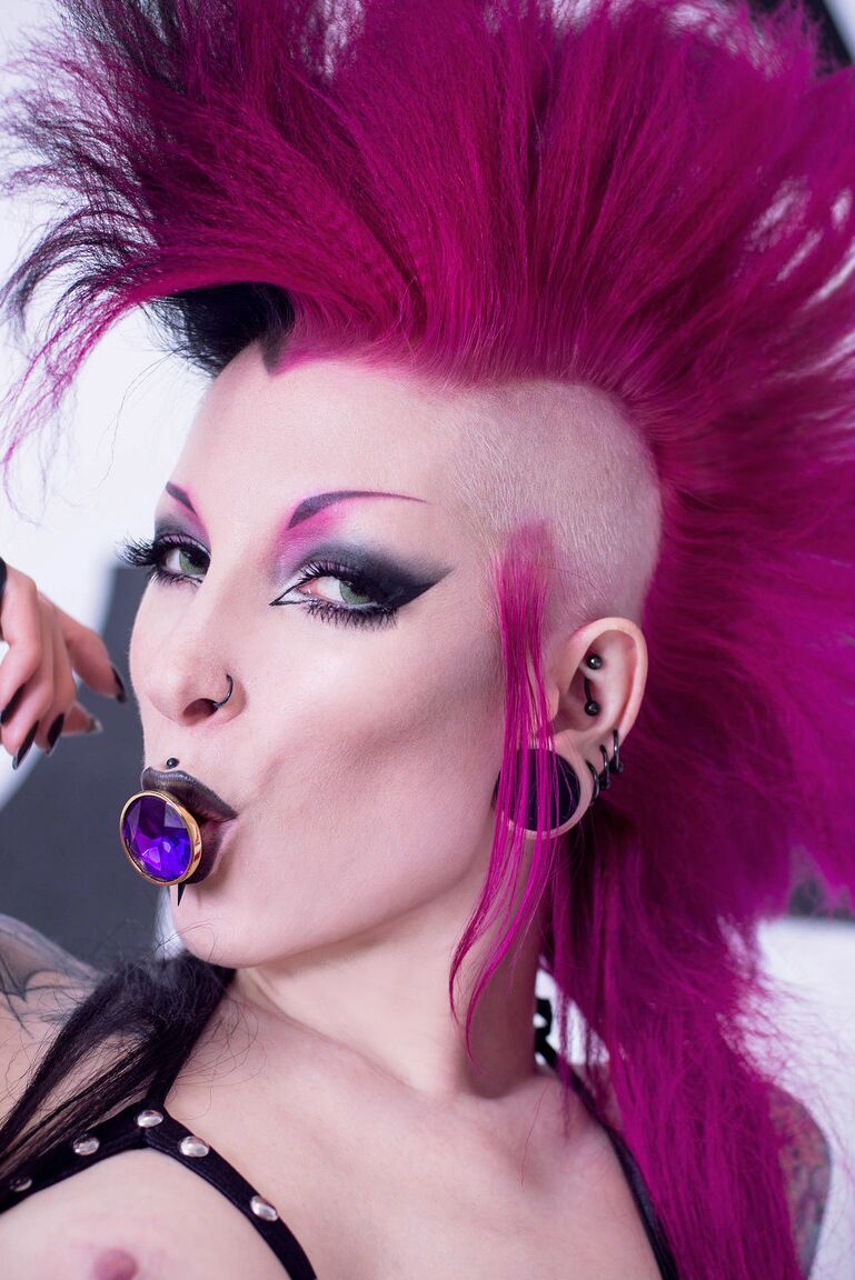 15P Alt girl Razor Candi sports a mohawk haircut with a butt plug in her asshole