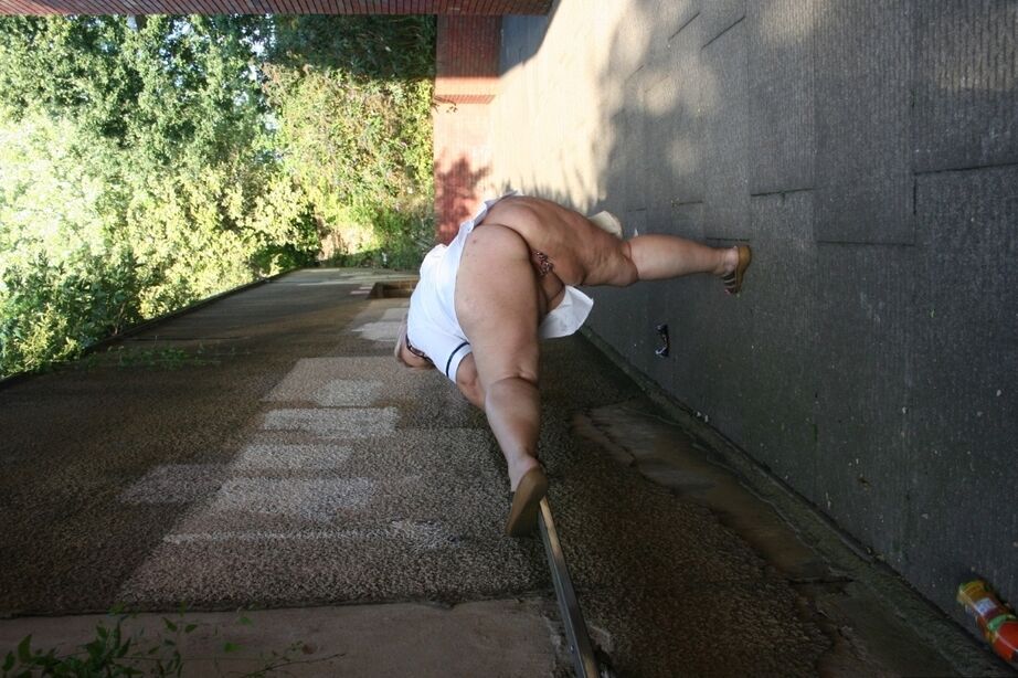 20P Mature BBW Lexie Cummings wears a butt plug while showing her huge ass