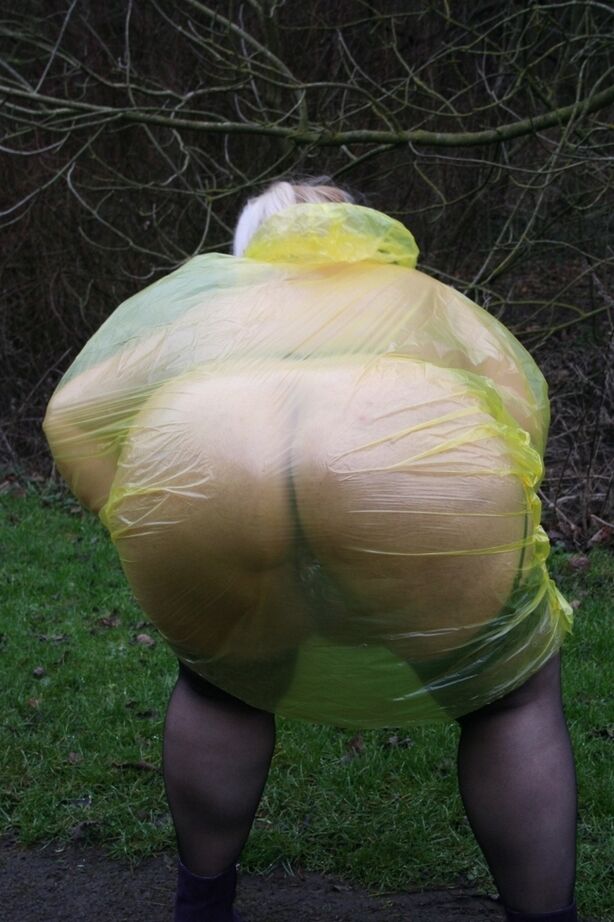 20P Mature BBW Lexie Cummings wears a butt plug while showing her huge ass