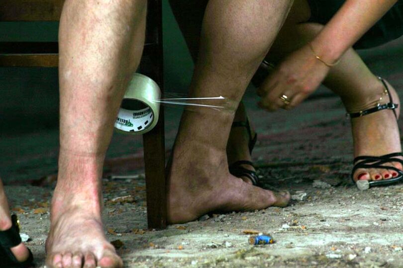 16P 女性は男を幽霊の出る農場に連れて行き、快楽のために彼を拷問します