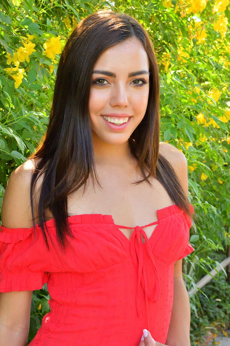 15P A linda garota Rachel levanta seu vestido vermelho para revelar um plug anal em seu cu