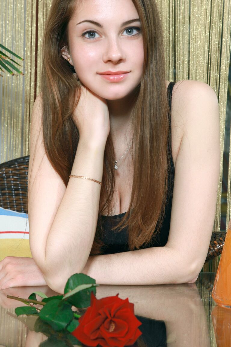 18P Beautiful babe Marta E waits for girlfriend and kills the time posing naked