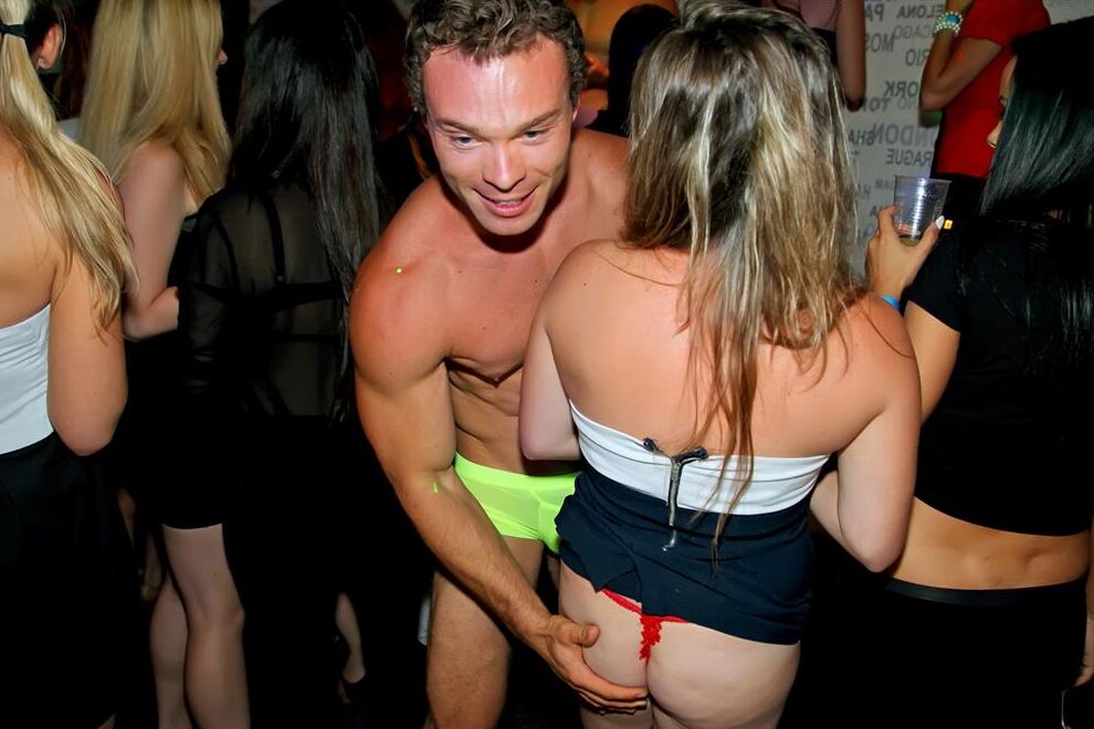 Der 15P-Girls-Abend in einem Männer-Strip-Club endet damit, dass betrunkene Schlampen Schwänze bumsen