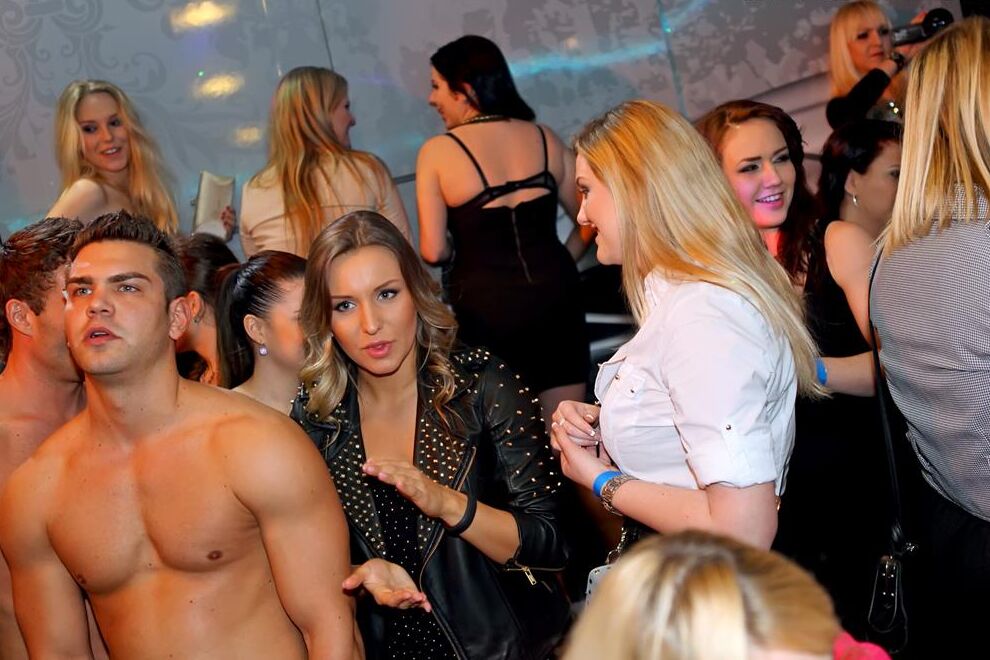 14P Mulheres vestidas fazendo boquetes em strippers masculinos dentro de um clube