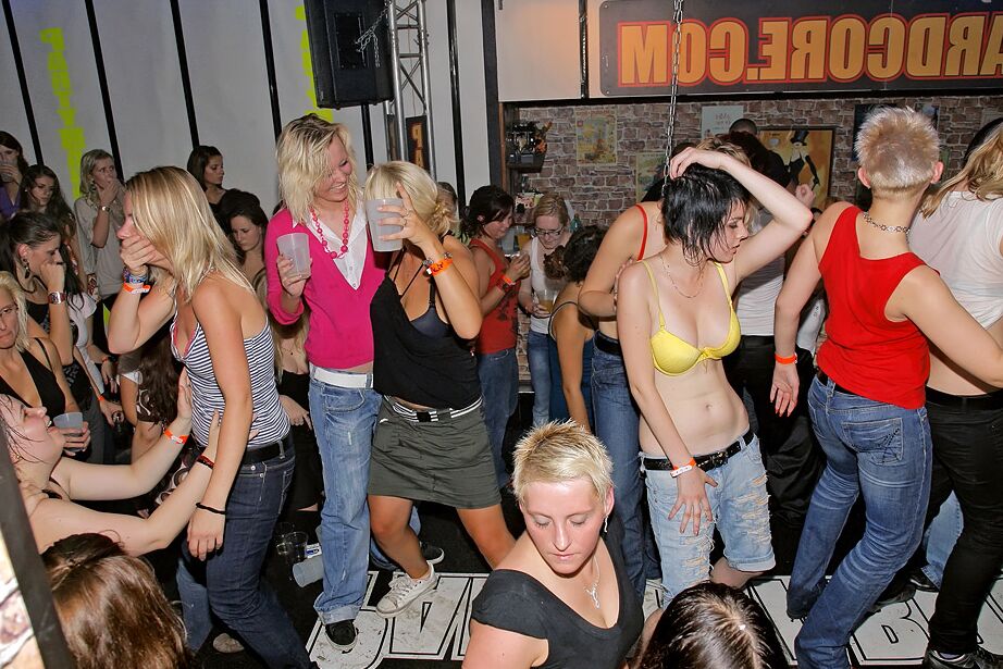 16P Garotas amadoras bêbadas se despindo e descendo com strippers masculinos