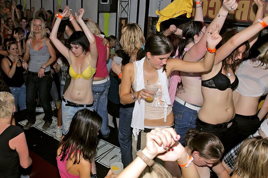 16P Garotas amadoras bêbadas se despindo e descendo com strippers masculinos