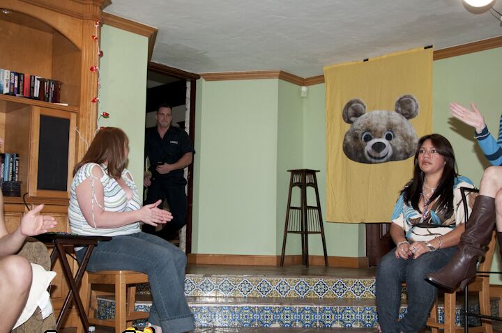 Soirée CFNM 16P avec une grosse nana et sa copine en train de sucer une bite