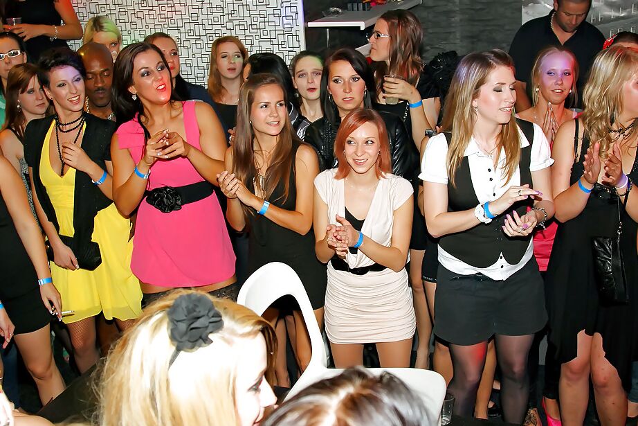16P Garotas amadoras safadas se beijando e chupando paus duros na festa selvagem