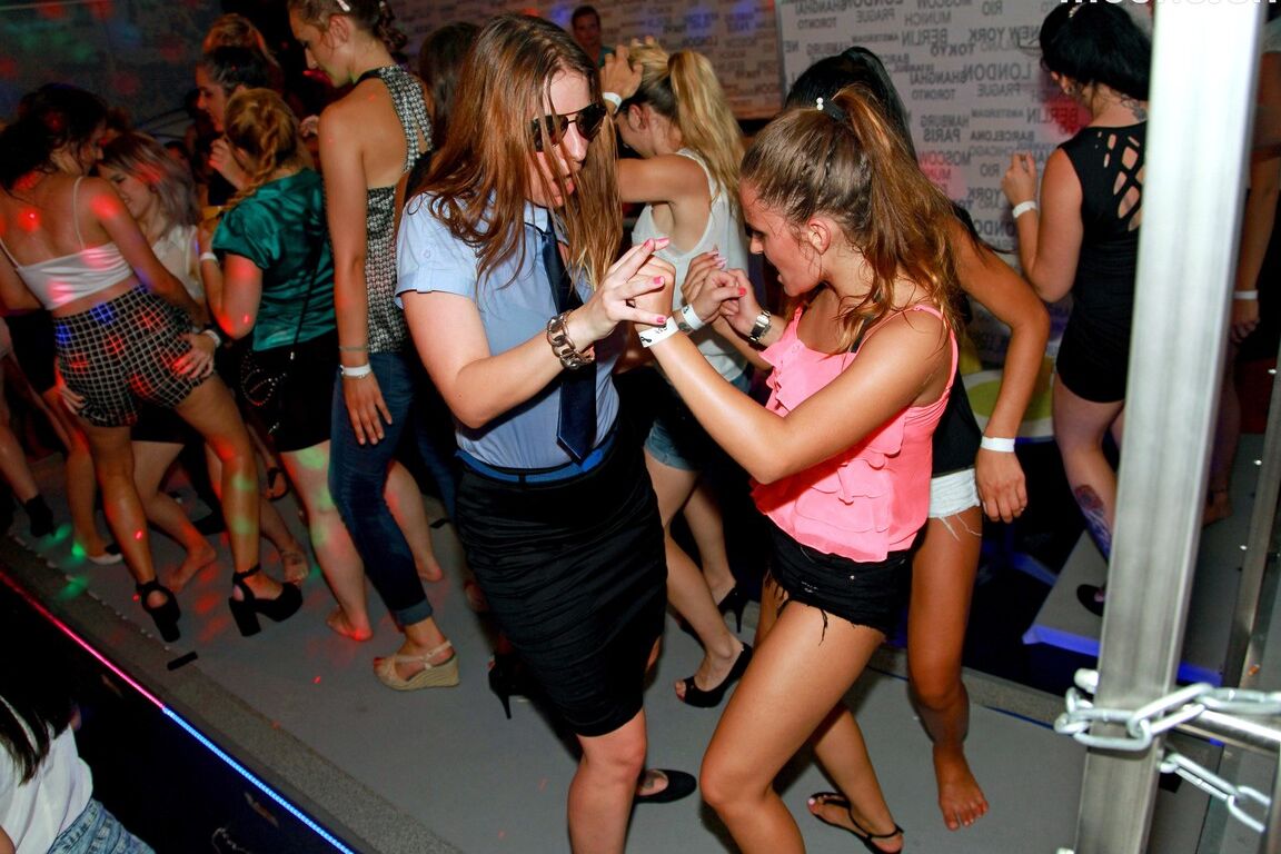 15P Chicas fiesteras borrachas cubren a un stripper masculino de color crema