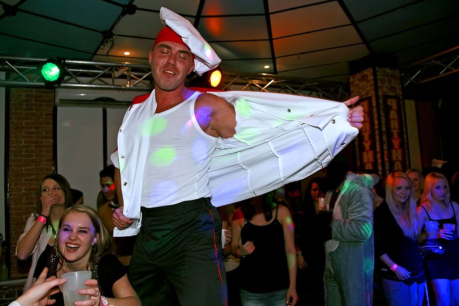 16P Putas amateurs hambrientas de pollas en una fiesta sexual CFNM intensa