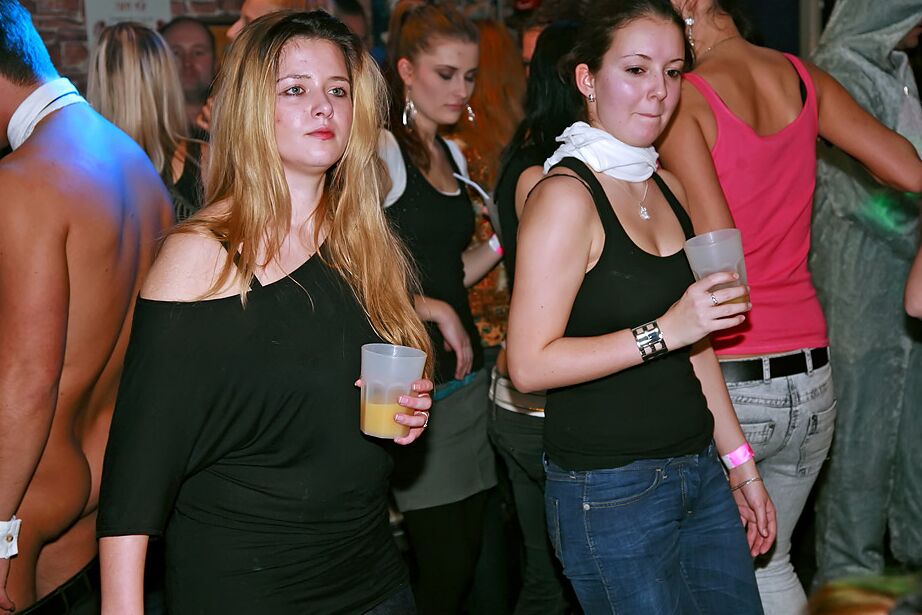 16P Putas amateurs hambrientas de pollas en una fiesta sexual CFNM intensa