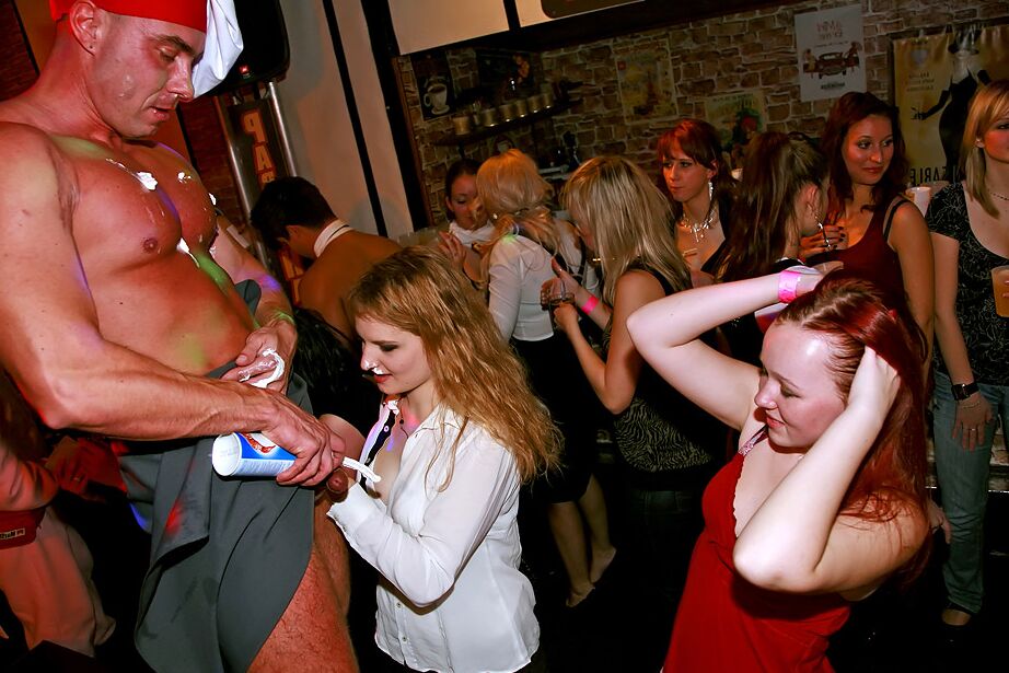 16P Putas amateurs hambrientas de pollas en una fiesta sexual CFNM intensa