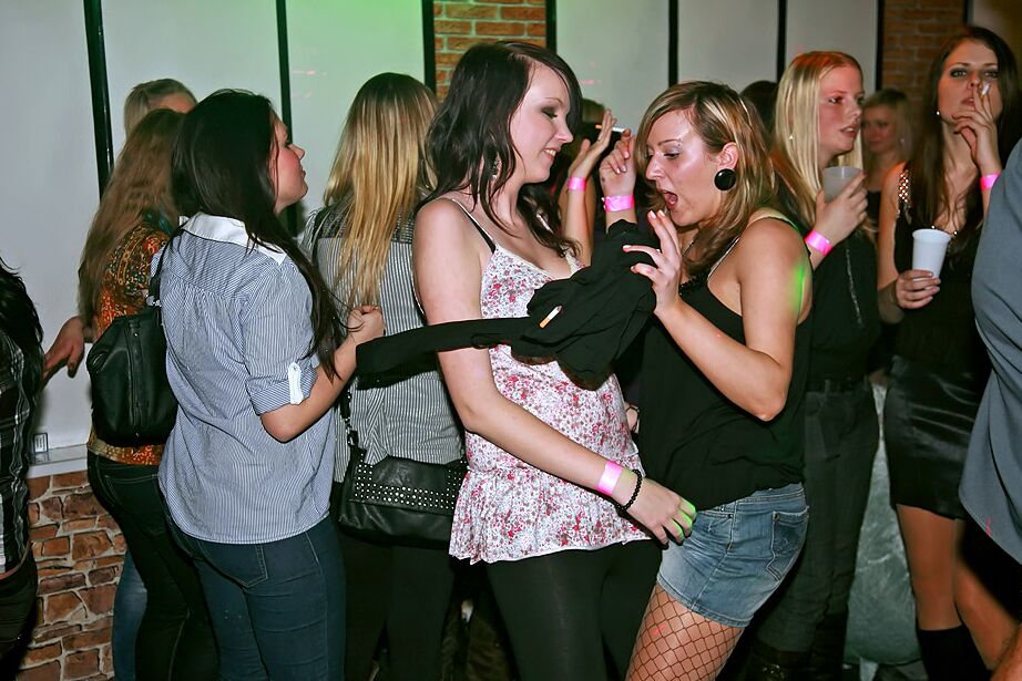 16P Putas amateurs hambrientas de pollas en una fiesta sexual CFNM intensa
